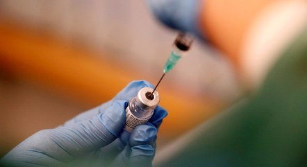 Enfermeiro nos EUA é infectado dias depois de ser vacinado