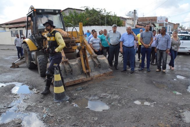 FEIRA DE SANTANA: Prefeitura inicia obras de drenagem do lençol freático de ruas nas Baraúnas