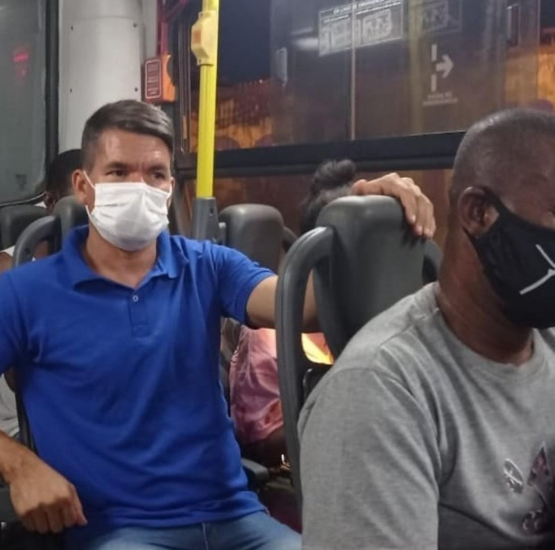 Vereador utiliza ônibus do Viveiros e constata: em plena pandemia, saem lotados a ponto de 