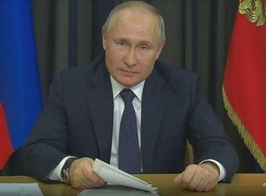 Vladimir Putin pede a ministro que forças nucleares entrem 