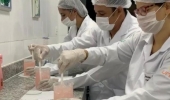 Alunos de Farmácia produzem álcool gel para distribuição grátis