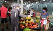 Bombeiros distribuem máscaras e álcool no Centro de Abastecimento de Feira de Santana