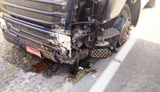 Acidente entre carro e caminhão cegonha deixa 4 mortos na BR-116 Norte