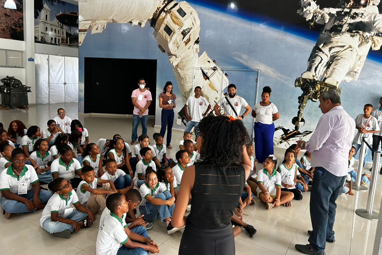 Alunos e professores da Escola Municipal Quilombola visitam o Museu Parque do Saber