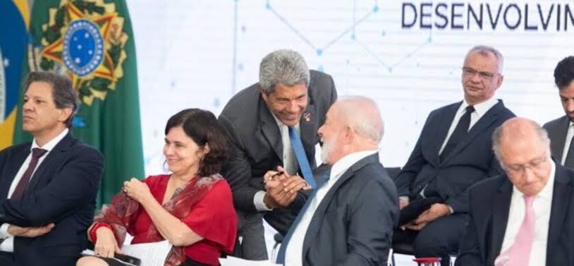 Ao lado de Lula, em Brasília, Jerônimo participa do lançamento de estratégia para expandir produção de insumos para o SUS