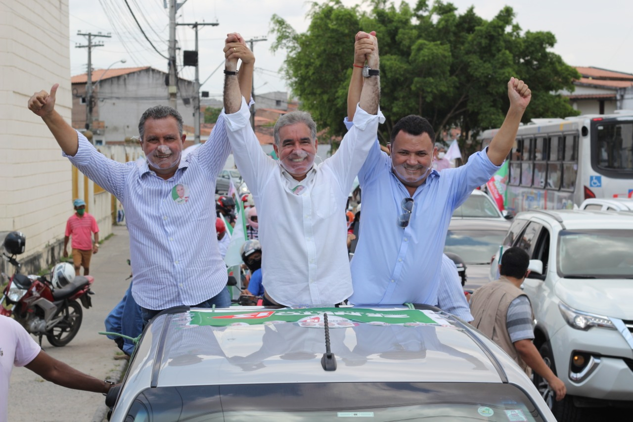 Ao lado de Rui, Zé Neto realiza grande carreata em Feira