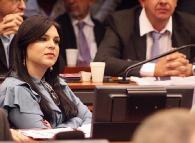 Após um mês, denúncia de Dayane contra Eduardo Bolsonaro continua parada na Câmara