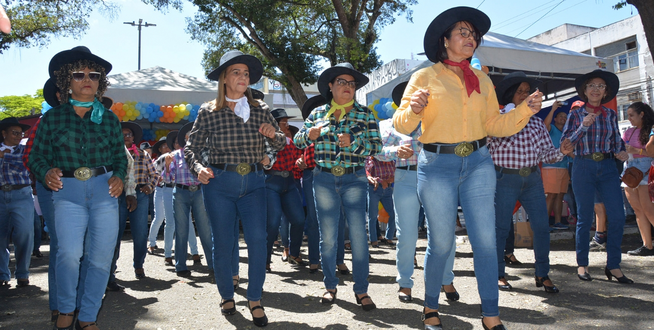 Apresentação de dança country agita abertura da Semana do Idoso