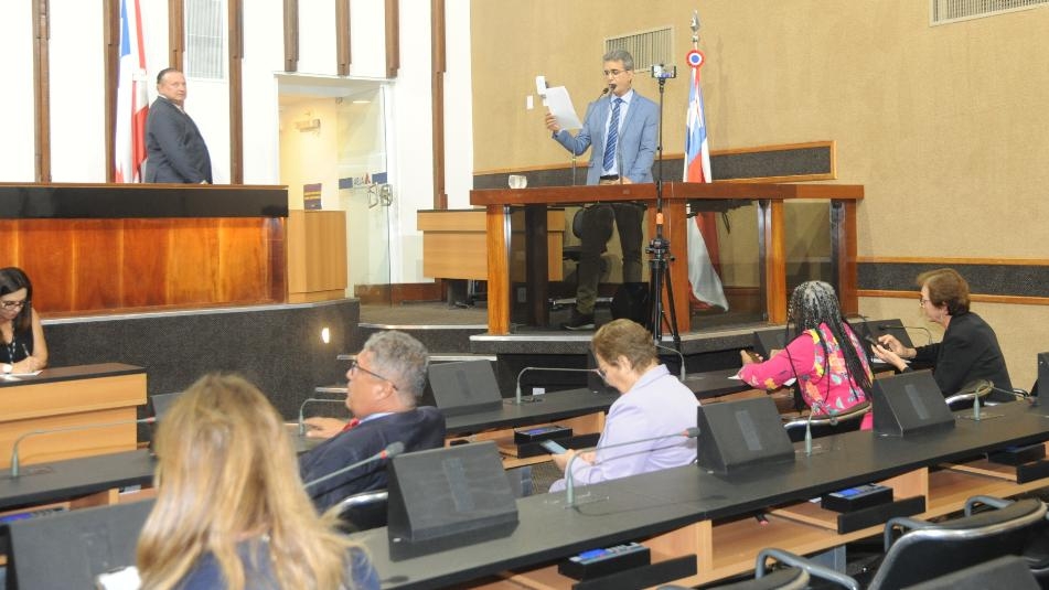 Avanço das manchas de óleo no litoral nordestino domina os debates na ALBA