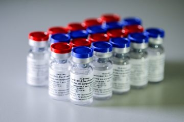 Bahia firma parceria com a Rússia para comercializar 50 milhões de doses da vacina contra o coronavírus