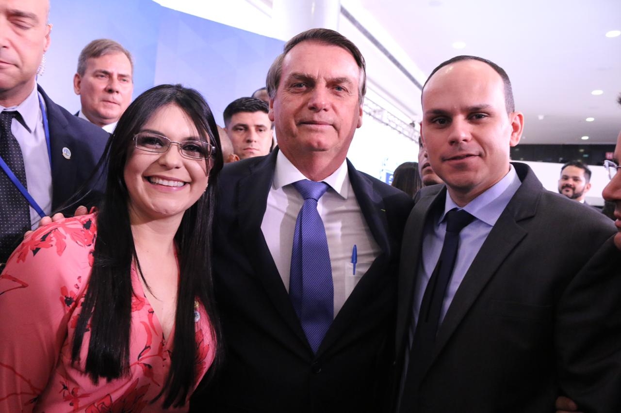 Bolsonaro diz para Professora Dayane Pimentel que vai cortar gastos para investir mais em educação cívico-militar