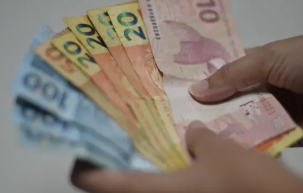 Brasileiro mais escolarizado vê renda desabar e cai na informalidade