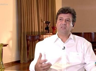 Brasileiro não sabe se escuta o ministro ou o presidente, diz Mandetta