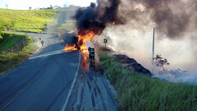 Carreta carregada de papel pega fogo após acidente; combate a chamas durou quase 12h