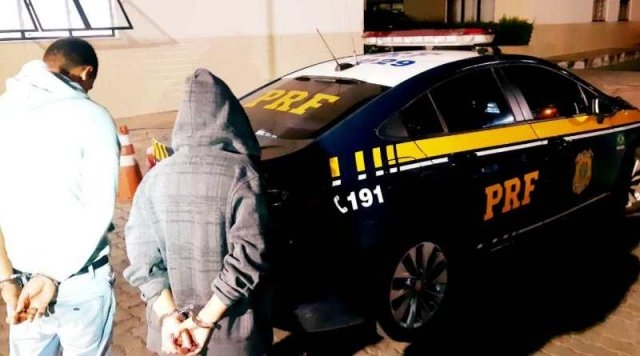 Casal foragido da justiça apresenta documentação falsa e é preso pela PRF na BR-116