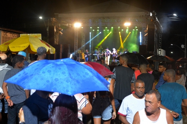 Chuva, forró e outros ritmos marcaram primeira noite do Reisado de São Vicente, em Tiquaruçu