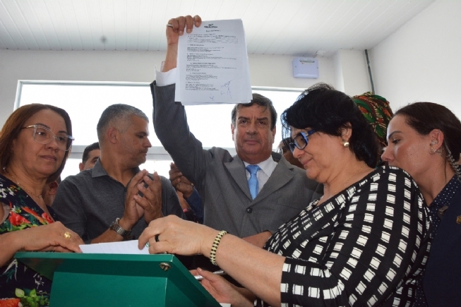 Colbert Martins e a ministra Damares Alves assinam convênios para o Município