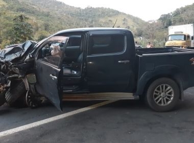 Colisão entre caminhonete e carro deixa um morto de dois feridos
