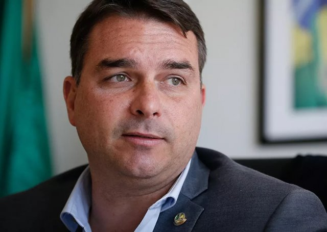 Com medo de atentado, Flávio Bolsonaro modifica agenda do pai