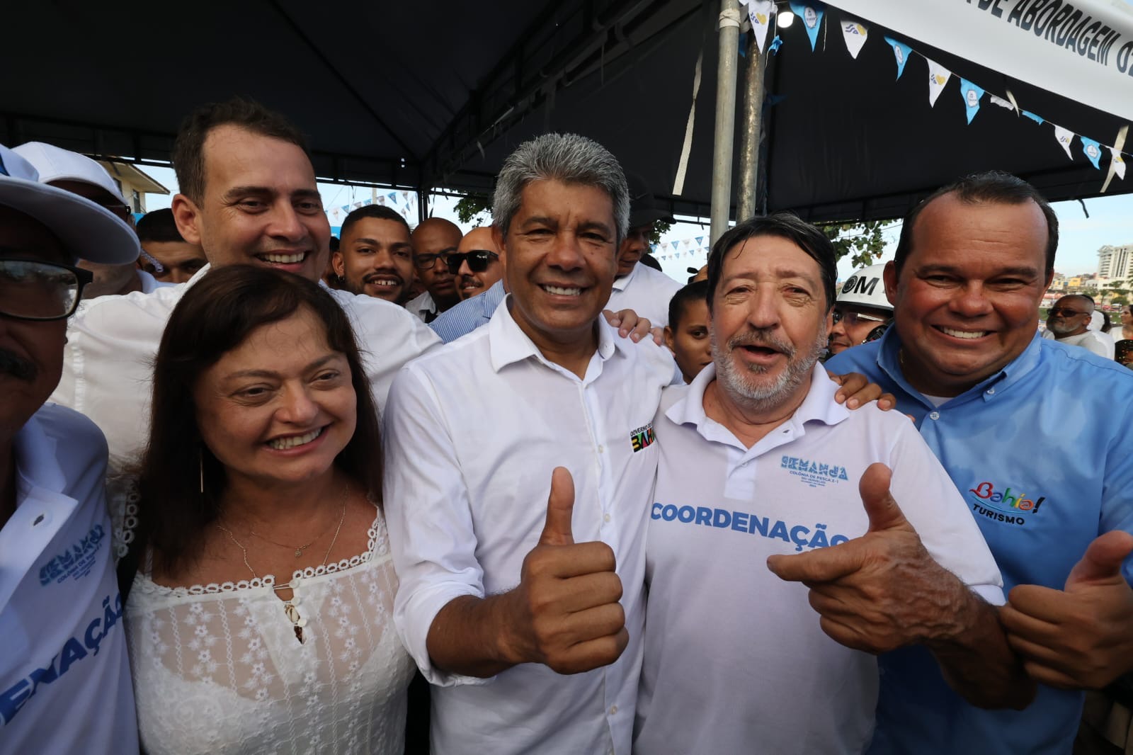 Com pedidos de mais emprego e paz para o mundo, governador Jerônimo Rodrigues prestigia a festa de Iemanjá, no Rio Vermelho
