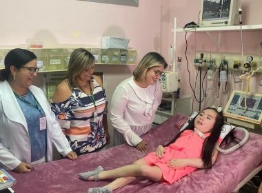 Com doença degenerativa, menina de 12 anos sai do hospital e vai para casa pela 1ª vez