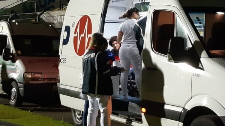 Com dores no peito, meia do Vitória é atendido em ambulância