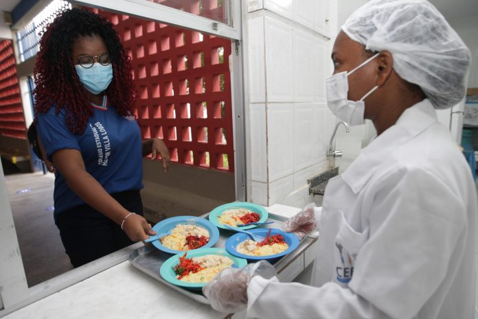 Com investimento de R$ 100 milhões, Estado garante uma refeição a mais para estudantes