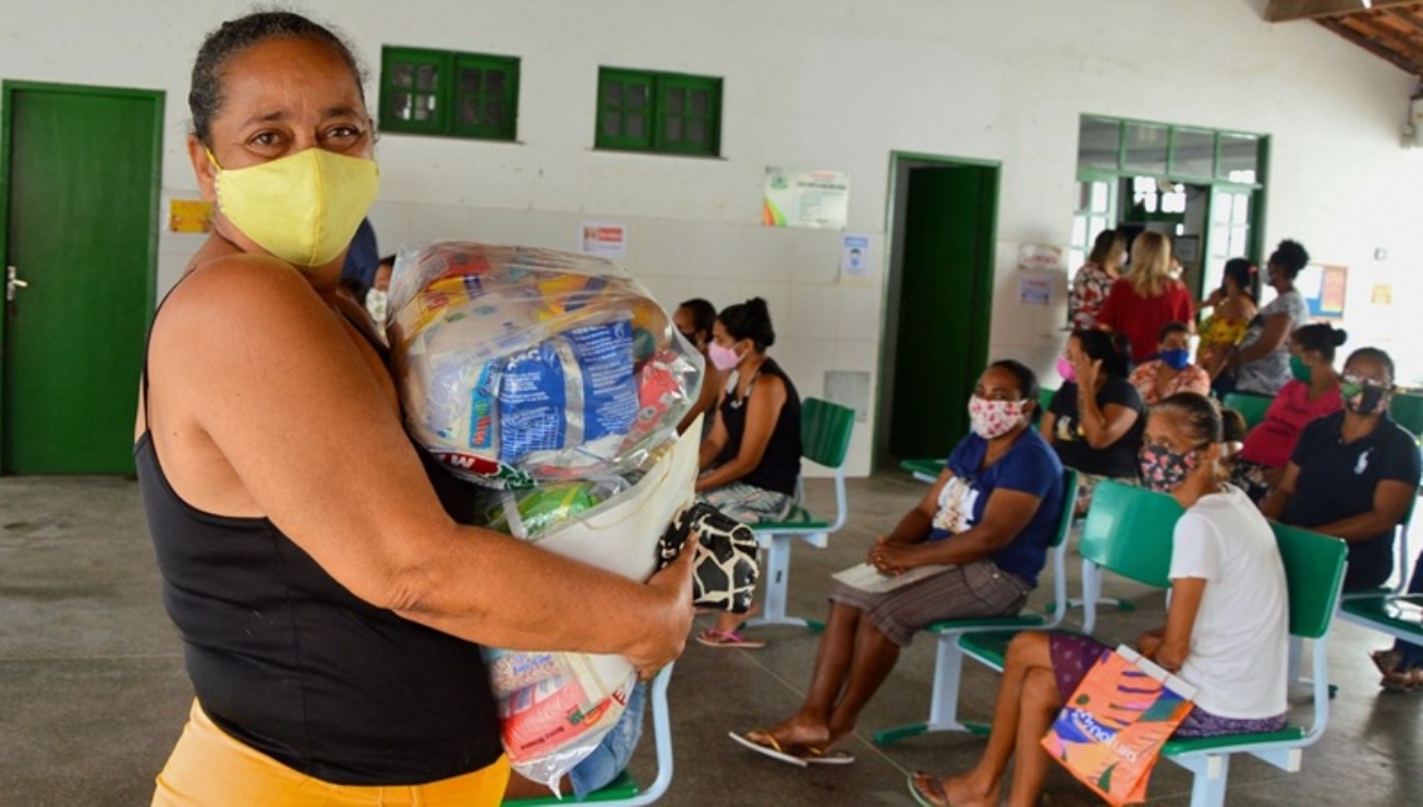 Começa a distribuição dos kits de alimentos aos 51.370 estudantes da Rede Municipal