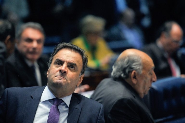 Cúpula do PSDB discute expulsão de Aécio