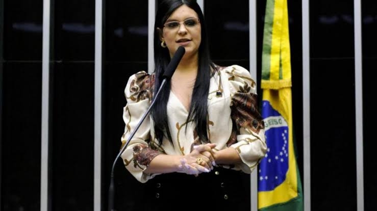 Dayane sofreu com ataques do 'gabinete do ódio' do Bolsonaro
