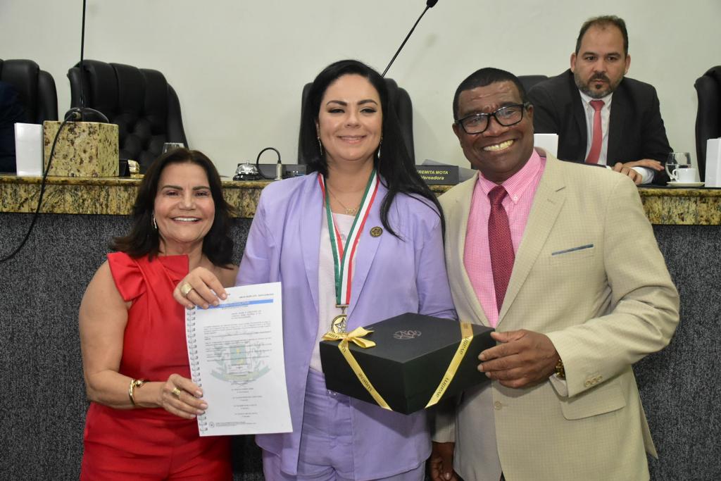 Delegada Ludmila Vilas Boas recebe Comenda Maria Quitéria na Câmara de FeiraNão 