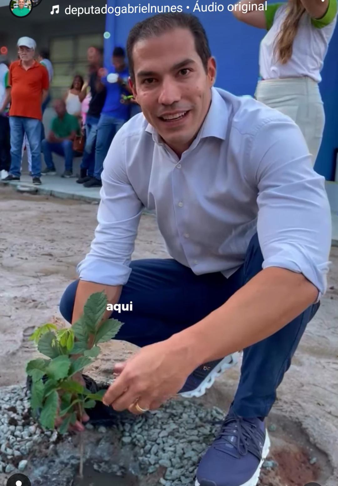 Deputado Federal Gabriel Nunes: plantando ipê como semente da educação em Olindina