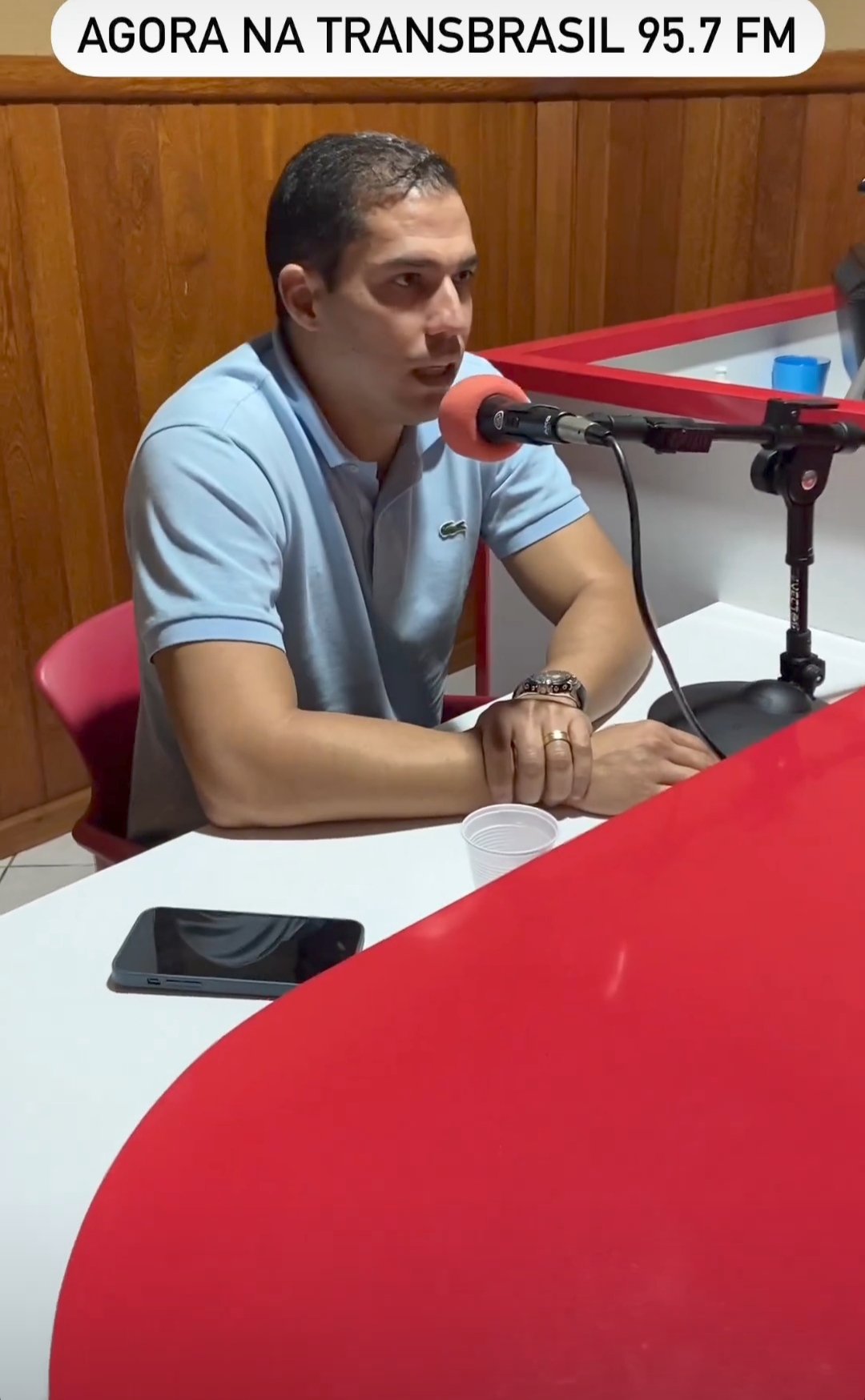 Deputado Gabriel Nunes cede entrevista em programa de rádio