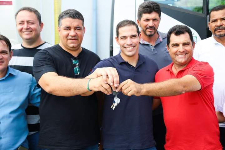 Deputado Gabriel Nunes participa de entrega de Caminhão Pipa e acompanhamento de diversas obras, em Olindina 