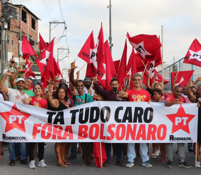 Deputado Robinson Almeida e vereador Tiago Ferreira fazem caminhada contra carestia e Bolsonaro no Subúrbio Ferroviário