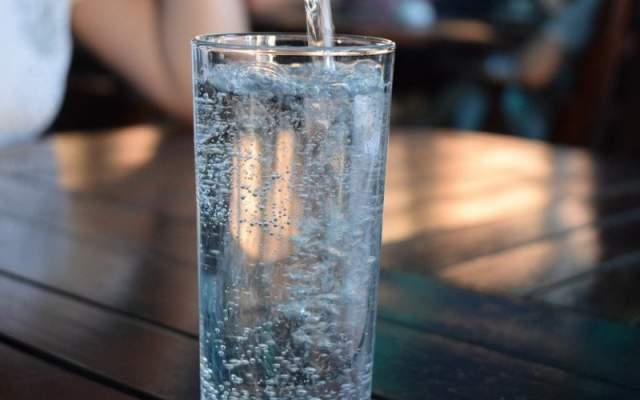Deputado baiano propõe em projeto de lei gratuidade de água potável em bares e restaurante