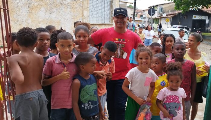 DIA DAS CRIANÇAS: Vitor da Embasa promove doação de presentes para crianças carentes 
