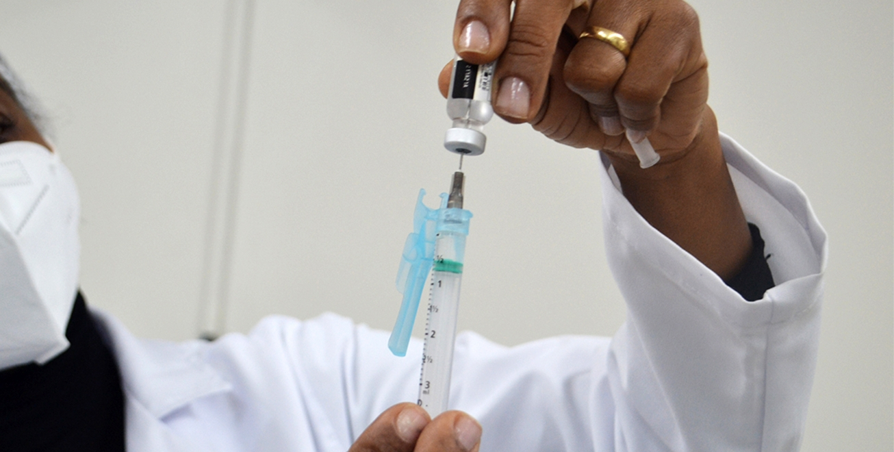FEIRA DE SANTANA: Dose de reforço até 21h em cinco USFs e vacinação no Cidade das Compras amanhã