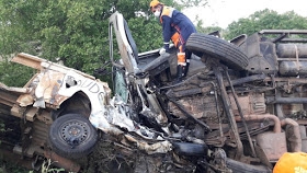 Duas pessoas morrem em colisão entre carro de funerária e caminhão