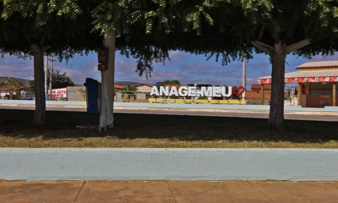 Em Anagé, Governo autoriza pacotes de obras de infraestrutura, educação e abastecimento de água