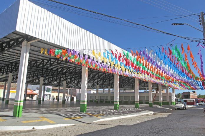 Em Caetanos, Governo do Estado entrega delegacia territorial, pelotão da PM e Mercado Municipal reformado