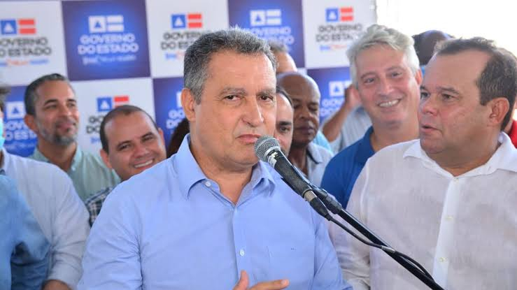 Em Conceição do Jacuípe, Rui assina ordem de serviço para recuperação de estrada e autoriza construção de escola e obras de urbanização