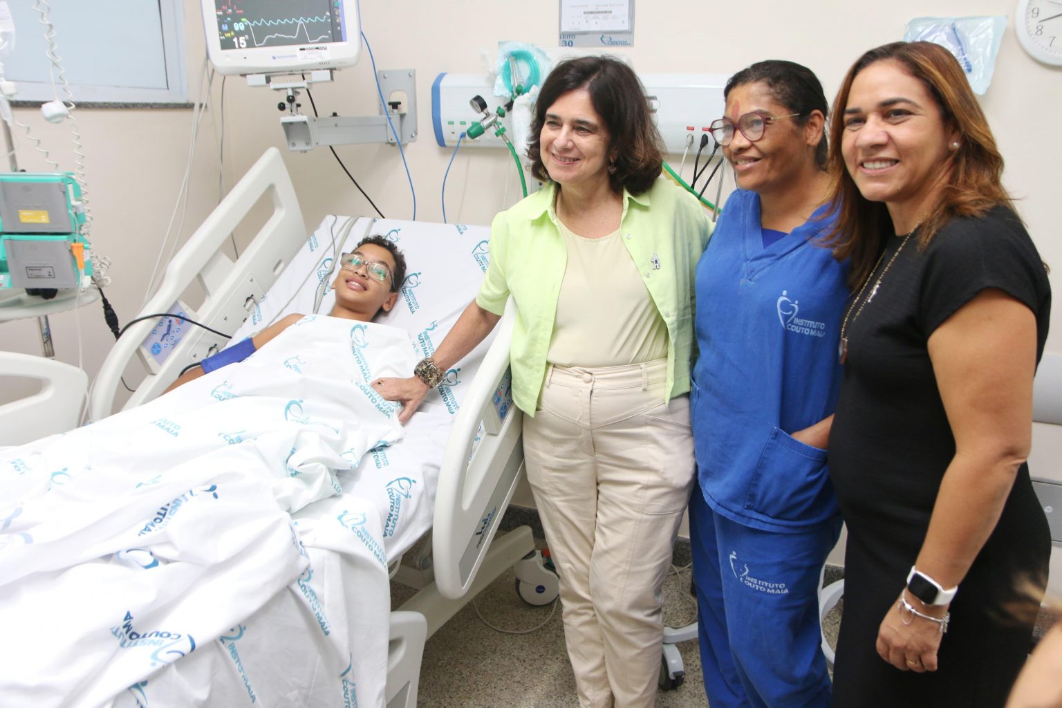 Em Salvador, ministra da Saúde visita hospital estadual referência no atendimento a pacientes com Dengue