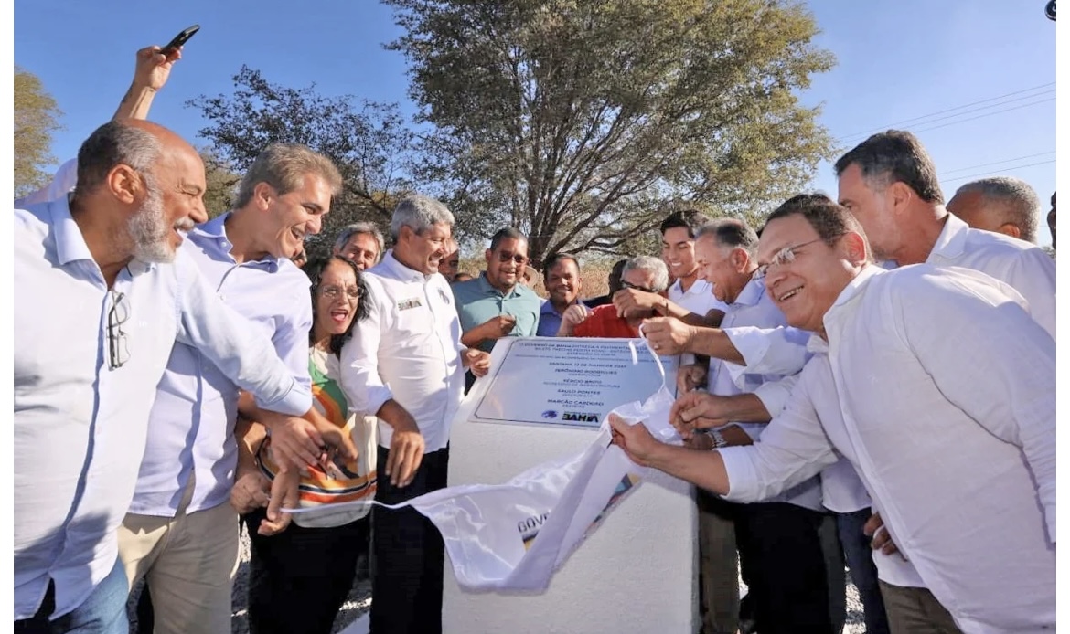 Em Santana, governador inaugura obra de requalificação na BA-575 e horta comunitária