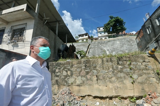 Em Candeias, governo entrega contenção de encosta e obras no entorno de estádio