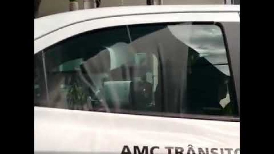 Homem flagra carro de órgão de trânsito trafega