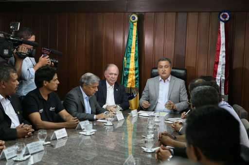 Em reunião com prefeitos, Rui cobra governo federal contra óleo 