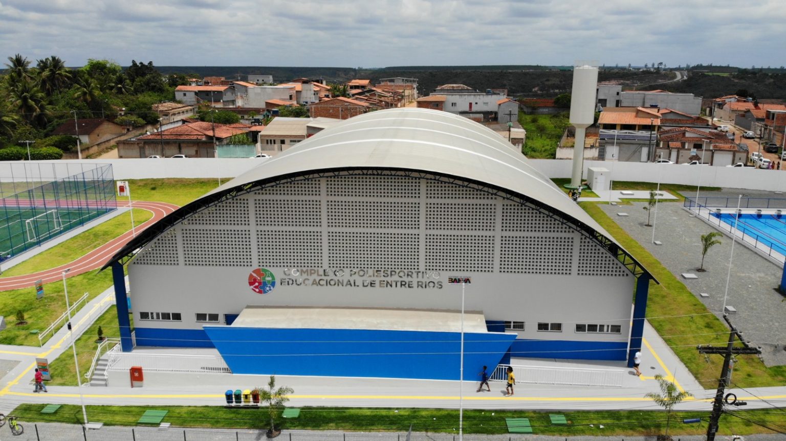 Entre Rios ganha novo complexo poliesportivo e ampliação de colégio de tempo integral; governador realizou entregas neste sábado (30)