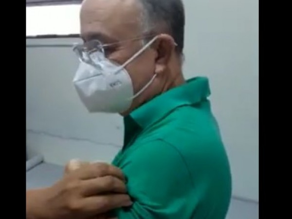 Ex-prefeito José Ronaldo vacinado contra covid-19