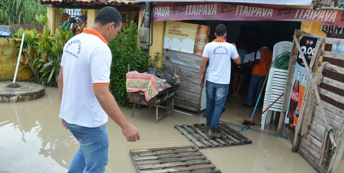 FEIRA DE SANTANA: Após fortes chuvas, Prefeitura retira mais de 170 mil litros de lama em casas em Humildes
